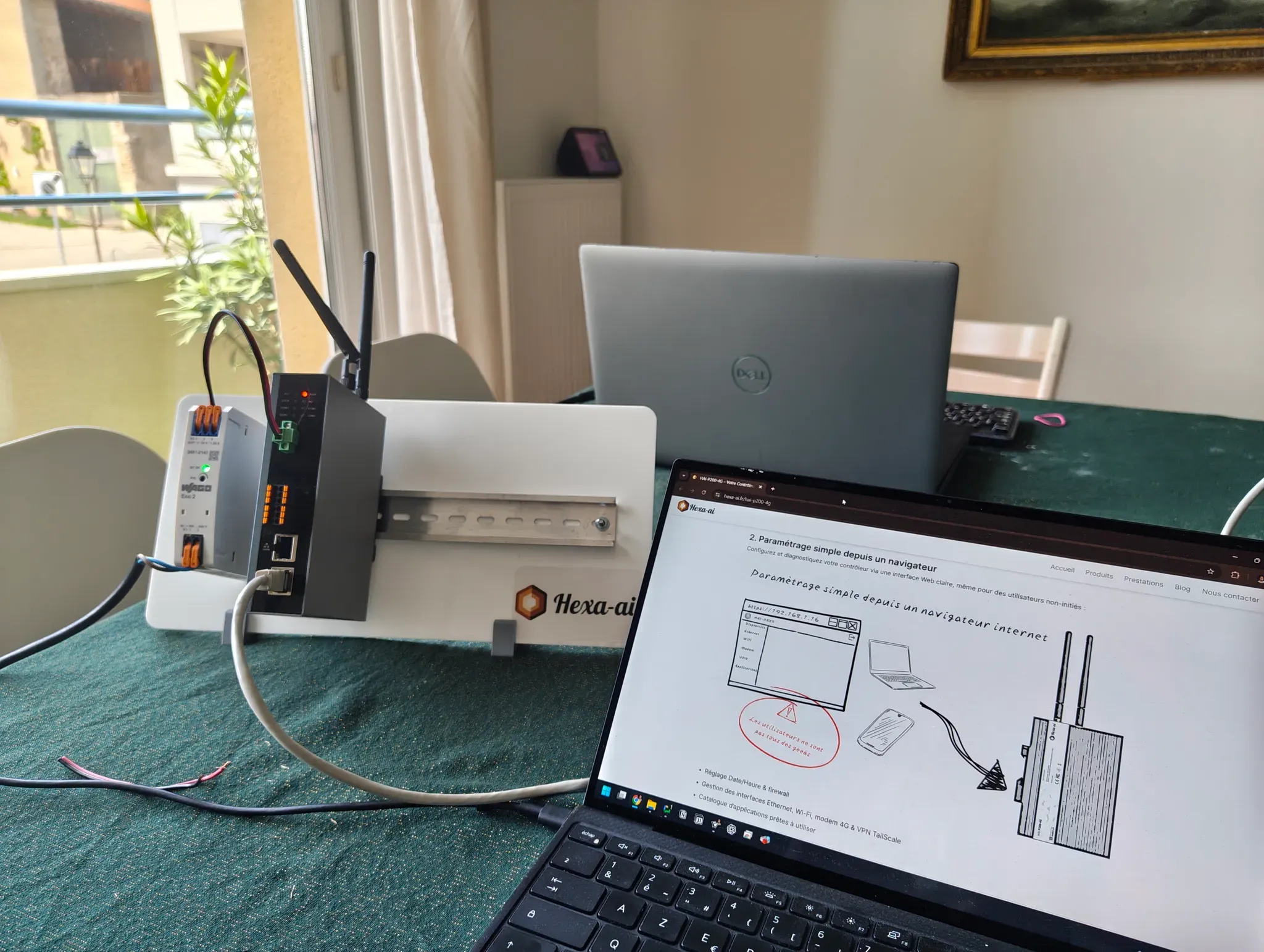 Le HAI-P200-4G monté sur rail DIN, alimenté par un bloc WAGO Eco 2, relié en Ethernet à un ordinateur portable